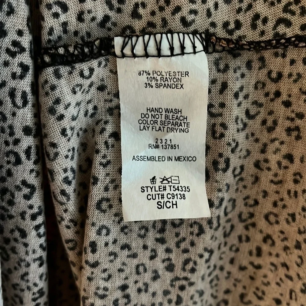 Gaze Long Sleeve shirt, Leopard Print Size Small, new! - Picture 3 of 4
